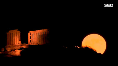 Imágenes de la Superluna de fresa que se vio ayer